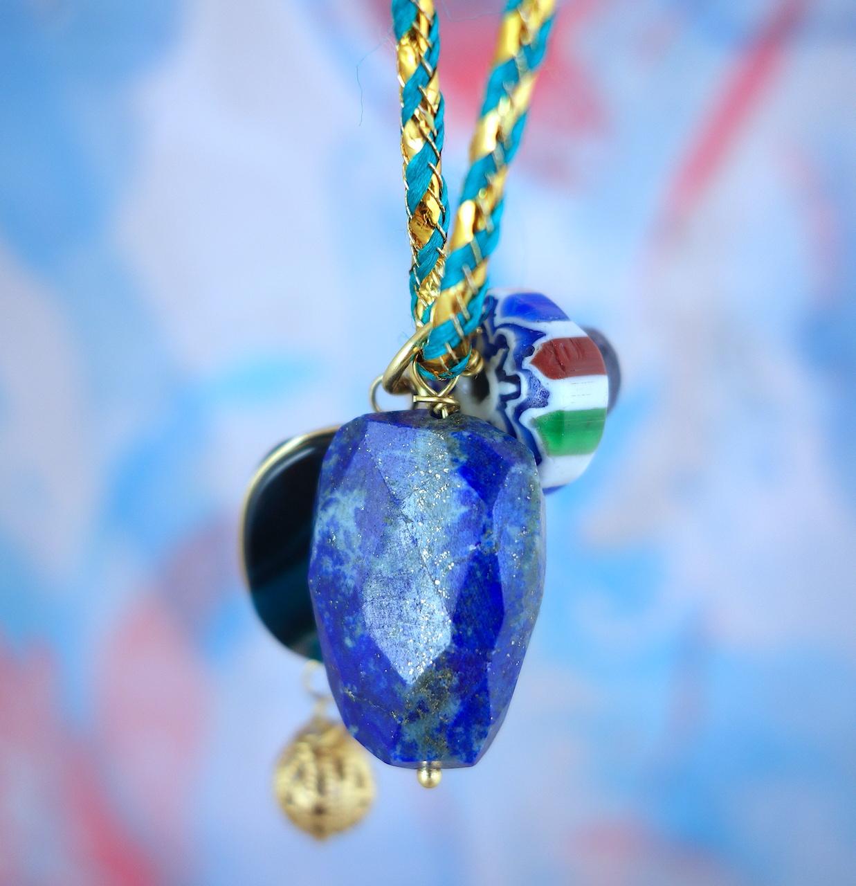 collier-sautoir-blue-maharadhah-roulotte-cordon-de-priere-indien-pierres-semi-precieuses-murano-grigri-talisman-bleu-canard-detail-lapis-lazuli.