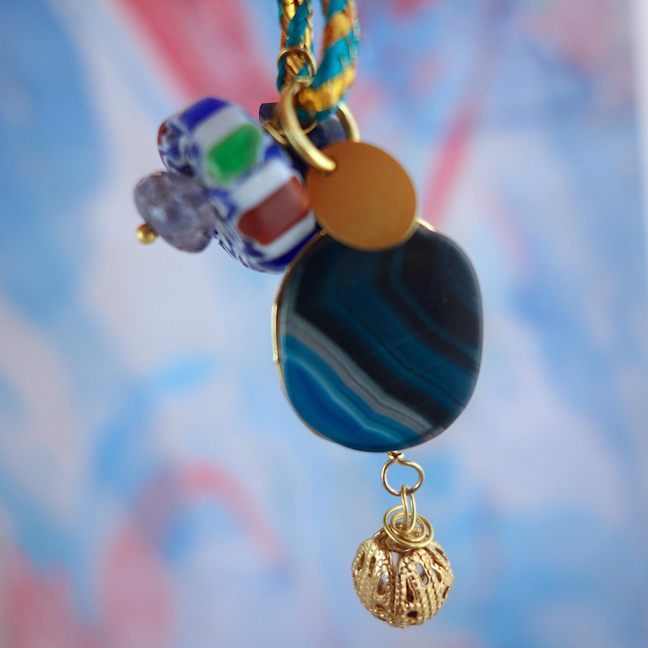collier-sautoir-blue-maharadhah-roulotte-cordon-de-priere-indien-pierres-semi-precieuses-murano-grigri-talisman-bleu-canard-detail-lapis-lazuli